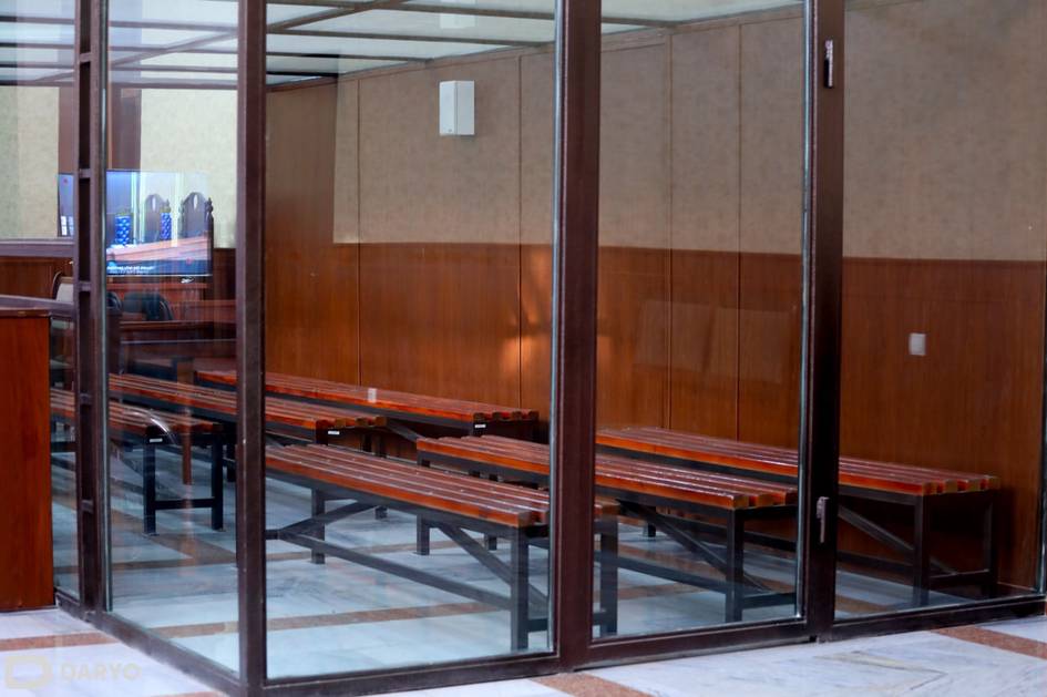 Ангренда вояга етмаган қизни зўрлаган тўрт кишига ҳукм ўқилди